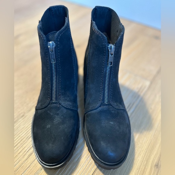 Women’s Cobble Hill Center Zip Leather Boot water resistant - Picture 7 of 9